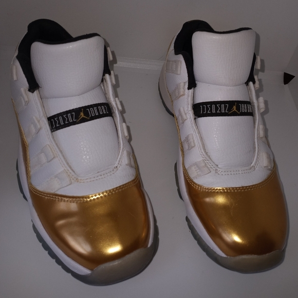 Metallic gold and white air jordan 11 - Picture 8 of 15